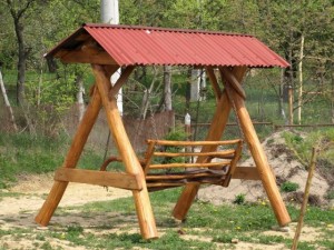 Mobilierul-rustic-pentru-amenajarea-gradinii-tale-2