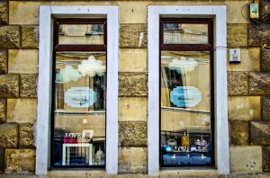 Colantari vitrine cu folii autoadezive